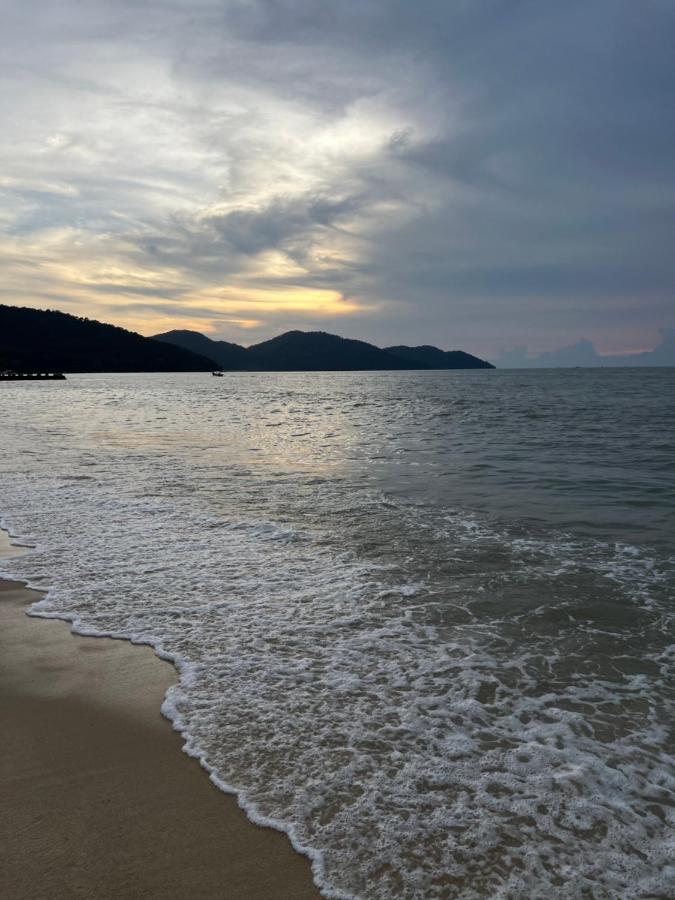 By The Sea Beachfront Designer Suites Penang - Managed By Art Of Tree Batu Ferringhi Kültér fotó